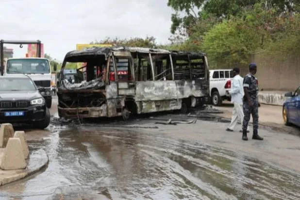 حافلة تعرضت لهجوم بالقنابل الحارقة قبل أسبوعين في العاصمة السنغالية (وكالات)