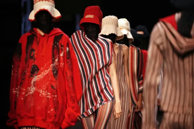 الصرخات تتعالى ضدّ التحرّش (من عرض أزياء أقيم في جاكرتا - أ.ف.ب)