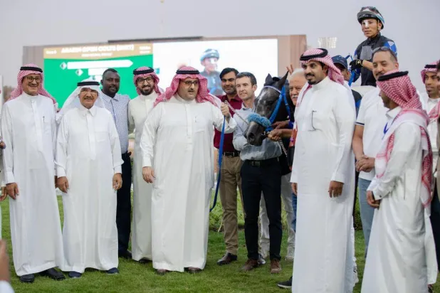 الأمير عبد العزيز بن أحمد خلال تتويج المهر "فودي بونيه" (الشرق الأوسط)