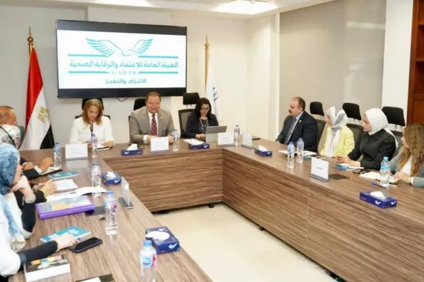Egyptian officials discuss with WHO officials a plan to raise awareness. (Egyptian Ministry of Health) 