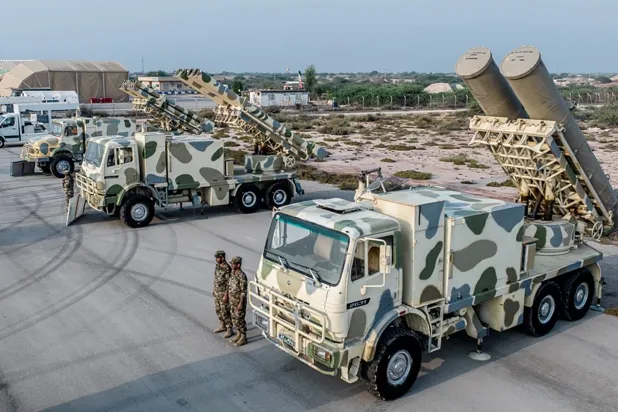 Bir askeri geçit töreni sırasında İran yapımı silahlar sergileniyor (EPA-Arşiv)