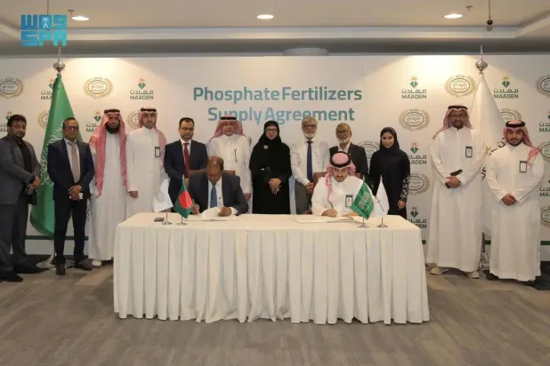 جانب من توقيع الاتفاقية بين «معادن» وشركة التطوير الزراعي في بنغلاديش (الشرق الأوسط)
