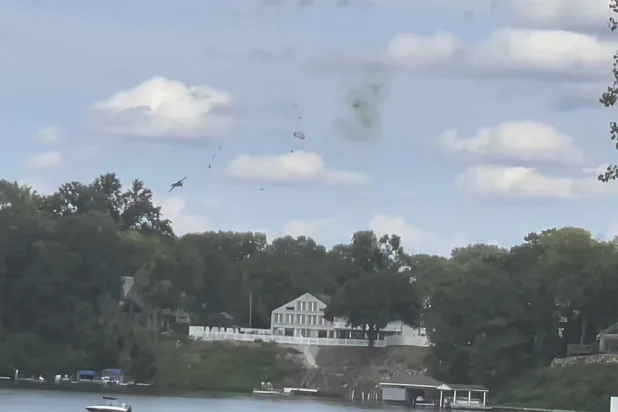 لم يصب الطيار ومساعده بإصابات خطرة جراء تحطم الطائرة السوفياتية (أ.ب)