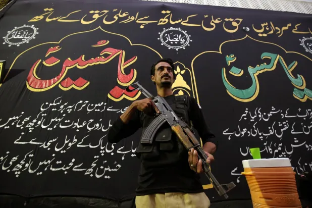 عسكري من باكستان يقف لحراسة أحد المساجد خلال احتفالات عاشوراء في بيشاور (إ.ب.أ)