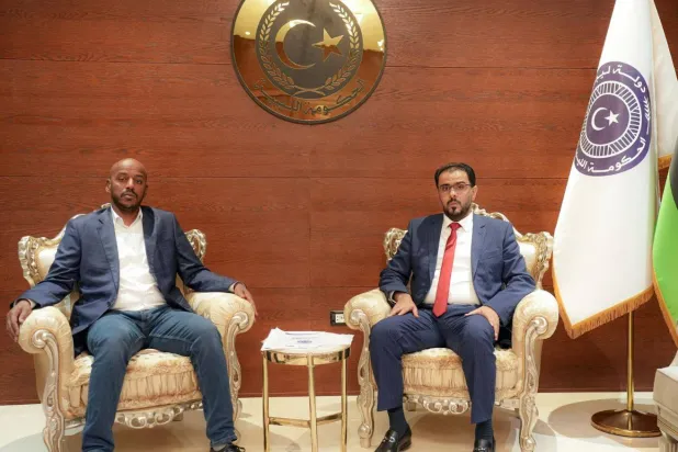 جانب من اجتماع حماد وزير حكومة «الاستقرار» الليبية بقيادات سياسية ومحلية من جنوب البلاد (الحكومة)