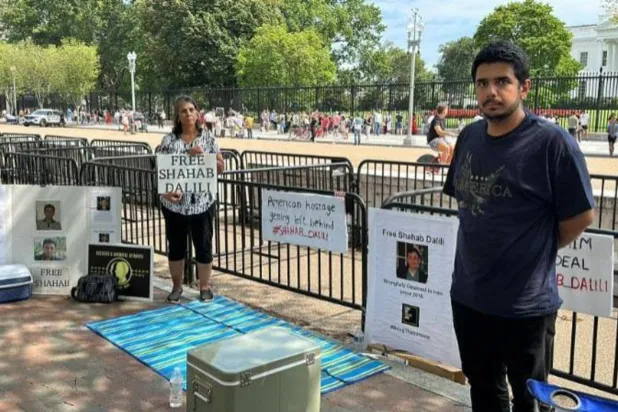 Dalili'nin eşi ve oğlu, Beyaz Saray'ın önünde düzenledikleri gösteri kapsamında nöbet tuttu. (Dalili’nin kampanyası – X platformu.)