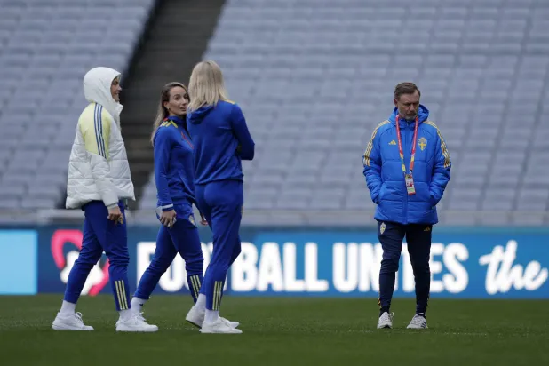 مدرب السويد خلال التدريبات الاثنين (رويترز)