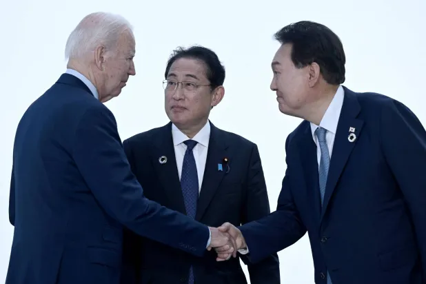 لقاء جمع بايدن بكيشيدا ويون سوك يول في قمة السبع بهيروشيما مايو الماضي (أ.ف.ب)