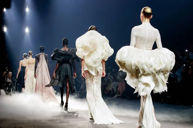 ازدواجية الضوء والظلام والكثيف والشفاف خلقت تشكيلة متنوعة وساحرة (استوديو محمد آشي)