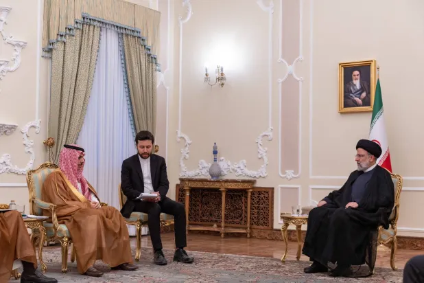 الرئيس الإيراني إبراهيم رئيسي خلال استقباله وزير الخارجية السعودي الأمير فيصل بن فرحان في طهران يونيو الماضي (الخارجية السعودية)