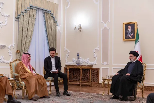 İran Cumhurbaşkanı İbrahim Reisi geçtiğimiz haziran ayında Tahran’da Suudi Dışişleri Bakanı Prens Faysal bin Ferhan ile bir araya geldi. (Suudi Arabistan Dışişleri Bakanlığı)