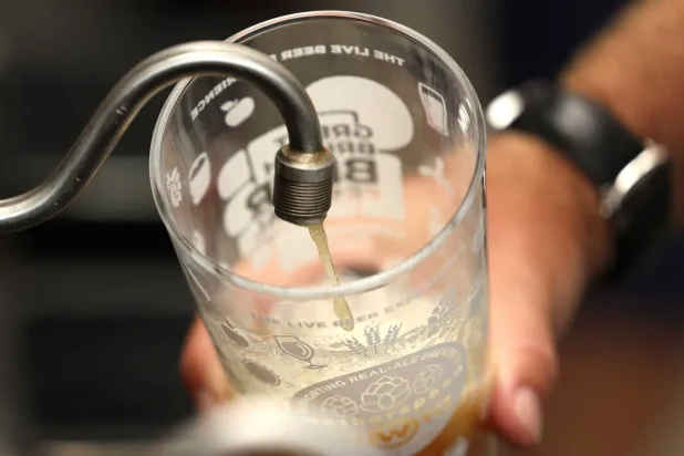 التغيير في إنتاج الدوبامين مسؤول عن الكثير من إدمان الكحول والسلوك الإشكالي (إ.ب.أ)