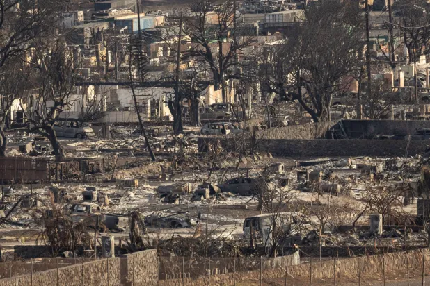 آثار الدمار تظهر في أحد الأحياء بعد حريق هائل ضرب لاهاينا في هاواي (أ.ف.ب)