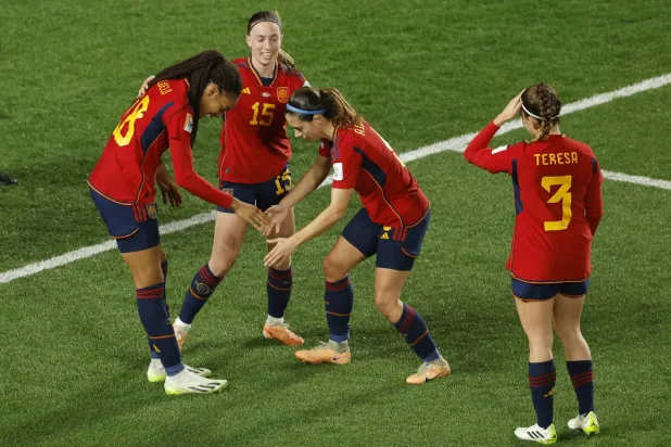 فرحة إسبانية بالتأهل لنهائي المونديال (رويترز)