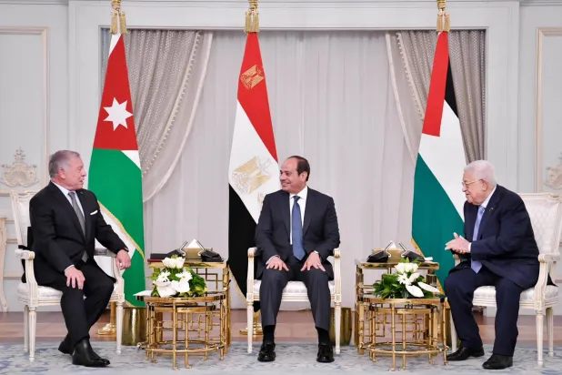 سیسی، عبداللہ دوم اور عباس العلمین سٹی میں سربراہی اجلاس کے دوران (مصری ایوان صدر)