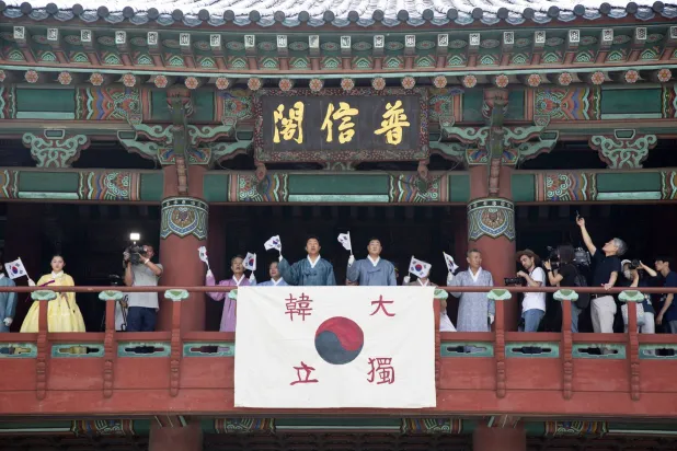 عمدة سيول يلقي التحية خلال الاحتفال بالذكرى الـ78 ليوم التحرير (إ.ب.أ)