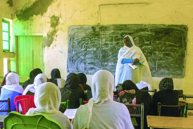 اپریل کے وسط میں جنگ شروع ہونے کے بعد سے سوڈانی طلباء اور طالبات نے تعلیم حاصل کرنا چھوڑ دی ہے (اے ایف پی)