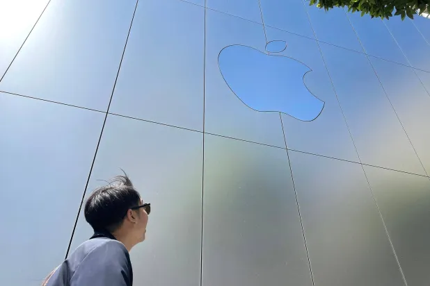 تم رفض استئناف قدمه اثنان من ملاك «آيفون» الذين حاولوا الاعتراض على التسوية القضائية ما يمهد الطريق أمام استكمال عملية الدفع (أ.ف.ب)