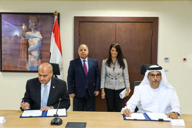 وزيرة التعاون الدولي المصرية رانيا المشاط ووزير المالية محمد معيط يتابعان توقيع اتفاقية تمويل إماراتية لشراء القمح (الشرق الأوسط)
