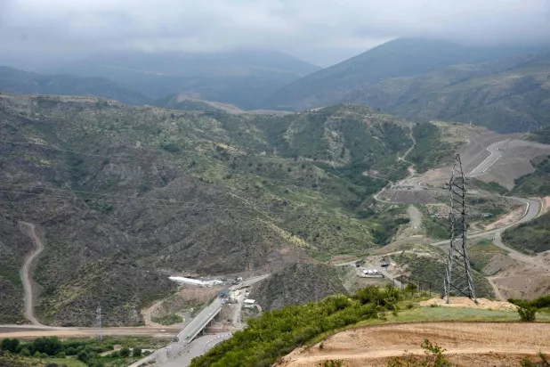 ممر لاتشين البري الذي يربط بين ناغورني قره باغ وأرمينيا (أ.ف.ب)