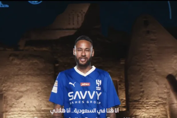 

نیمار با پیراهن الهلال در مراسم رونمایی تاریخی (باشگاه الهلال)