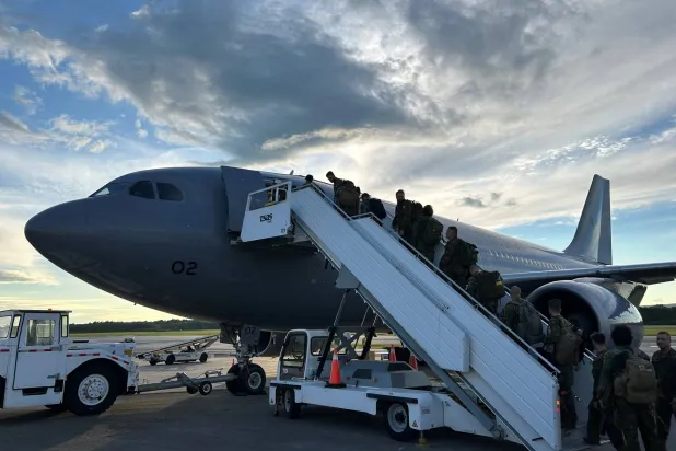 طائرة تابعة للقوات الجوية الكندية تجلي سكاناً من يلونايف (أ.ف.ب)