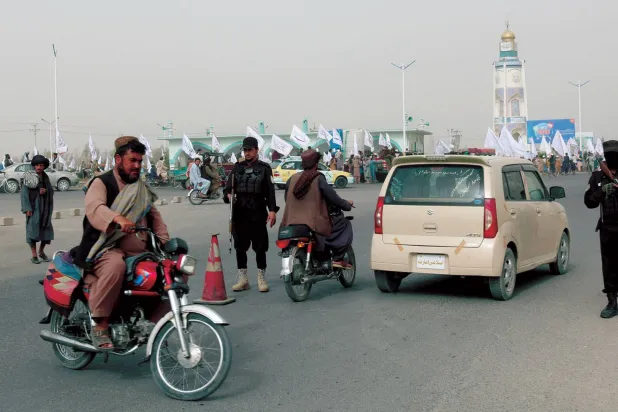 مقاتلو «طالبان» يقفون حراسةً على الطريق خلال احتفال بمناسبة الذكرى الثانية لانسحاب القوات التي تقودها الولايات المتحدة من أفغانستان في قندهار (أ.ب)