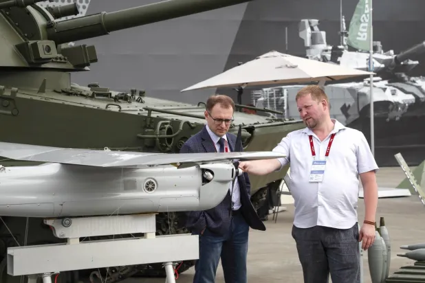 Bir konteyner gemisi, Ukrayna limanlarından gelen ticari gemiler için oluşturulan geçici koridordan ilerlemek üzere Odessa Limanı’ndan ayrılıyor (AP)