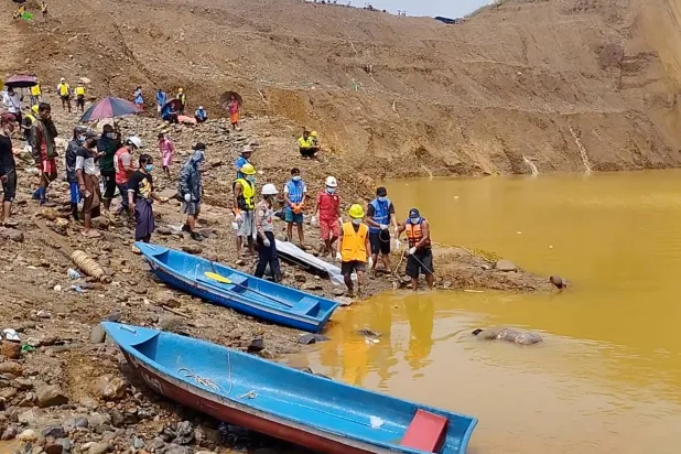 عمّال إنقاذ ينتشلون جثة قرب منجم اليشم في بورما (رويترز)