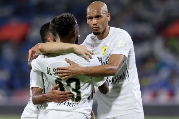 فابينهو يحتفل مع زملائه بعد أحد أهدافهم في الرائد (تصوير: مشعل القدير)