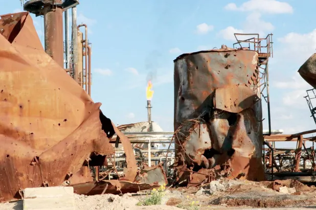  أرشيفية من حقل العمر النفطي بريف دير الزور الشرقي، التُقطت الصورة بعد انتهاء العمليات العسكرية وطرد عناصر «داعش» (الشرق الأوسط)