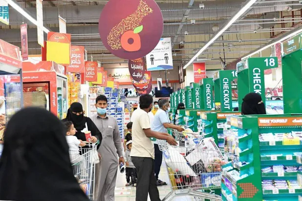 إحدى أسواق المواد الغذائية والاستهلاكية في السعودية (الشرق الأوسط)