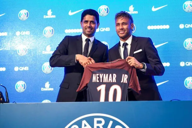 

نیمار و ناصر الخلیفی در زمان رونمایی از ستاره برزیلی در پاری سن ژرمن در سال ۲۰۱۷ (گتی ایمجز)