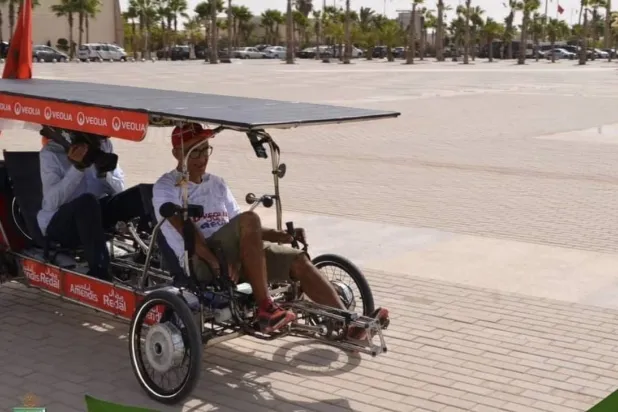 المغامران المغربيان لحظة انطلاق رحلتهما من كبرى مدن الصحراء المغربية (موقع بلدية العيون)