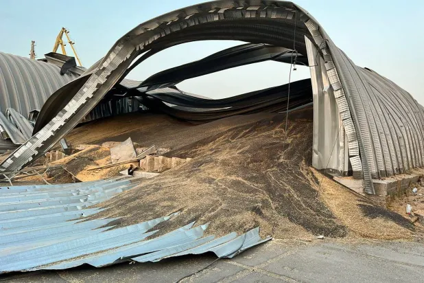 صورة وزعتها السلطات المحلية الأوكرانية في أوديسا لأضرار لحقت بمركز لتخزين الحبوب نتيجة قصف روسي اليوم الأربعاء (إ.ب.أ)