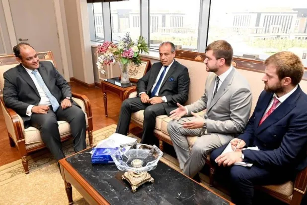 وزير التجارة والصناعة المصري أحمد سمير خلال لقائه وفد شركة «نوفيستال إم» الروسية القابضة (الشرق الأوسط)