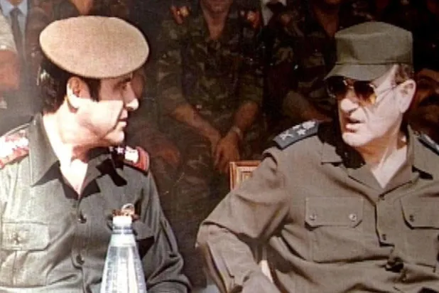 Ocak 1984'te Başkan Hafız Esed ve kardeşi Rıfat'ın bir arşiv fotoğrafı (AFP)