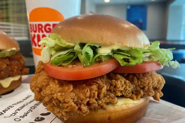 التضخّم يدفع شطائر«برغر كينغ» في الهند إلى وداع شرائح الطماطم (رويترز)