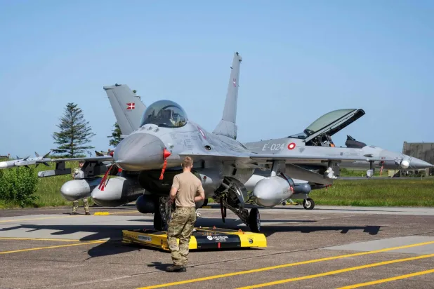 Danimarka Hava Kuvvetleri’ne ait bir F-16 savaş uçağı (AFP)