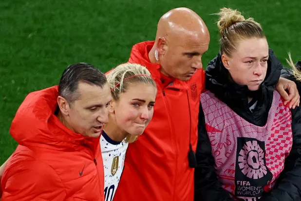 حالة حزن انتابت اللاعبات والمدرب عقب الخروج المونديالي (رويترز)