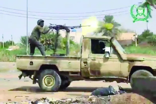 سوڈانی فوج کا ایک سپاہی ام درمان میں "ریپڈ سپورٹ" فورسز کی طرف فائرنگ کرتے ہوئے (اے ایف پی) 