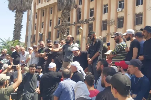محتجون في وسط السويداء (الشرق الأوسط)