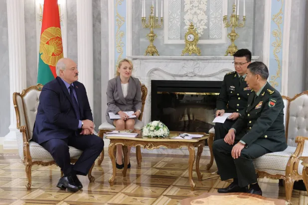 الرئيس البيلاروسي ألكسندر لوكاشينكو في لقاء مع وزير الدفاع الصيني لي شانغ فو في مينسك (أ.ف.ب)