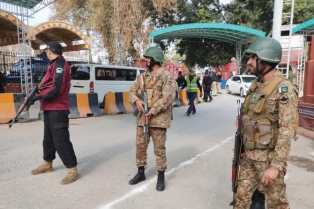 جنود باكستانيون في حالة استنفار بالقرب من موقع تفجير إرهابي خارج مسجد الشرطة في بيشاور (إ.ب.أ)