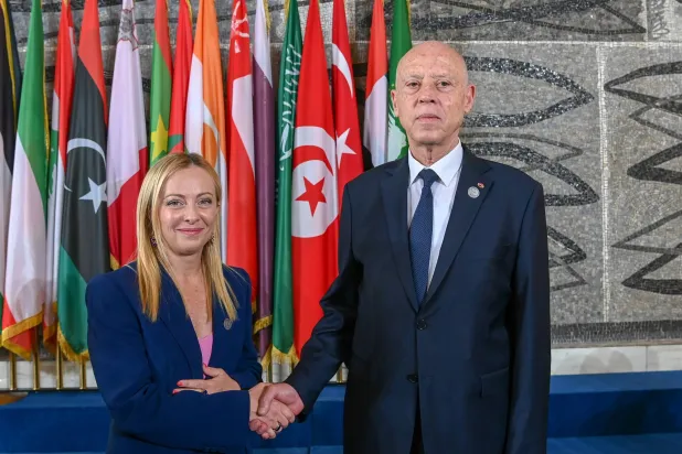 الرئيس قيس سعيد مستقبلاً رئيس الحكومة الإيطالية التي وعدت بمنح تونس مساعدات مالية (د.ب.أ)