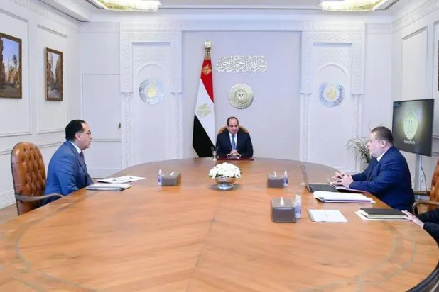 (من اليمين) حسن عبد الله القائم بأعمال محافظ البنك المركزي، والرئيس المصري عبد الفتاح السيسي، ورئيس الوزراء مصطفى مدبولي (أرشيفية - الرئاسة المصرية)