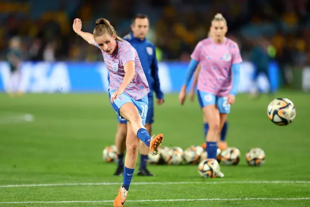 والش تتدرب على تنفيذ ركلات الجزاء (رويترز)