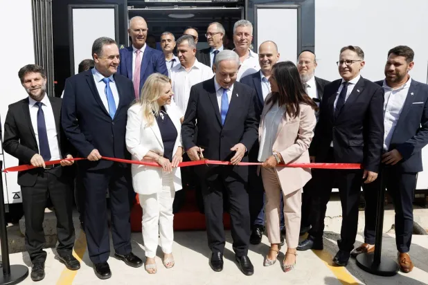 İsrail Başbakanı Binyamin Netanyahu, Tel Aviv’deki ilk hafif raylı tren sistemini hizmete açtı. (EPA)