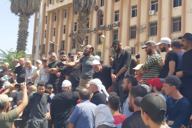 Suveyda merkezindeki protestocular (Şarku’l Avsat)