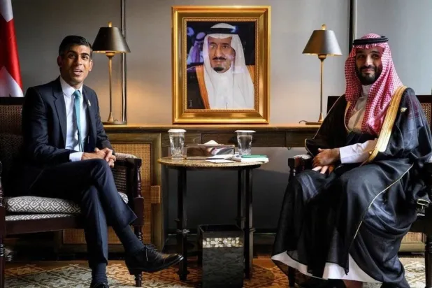 Veliaht Prens Selman ve İngiltere Başbakanı Sunak geçtiğimiz kasım ayında bir araya geldiler. (Reuters)